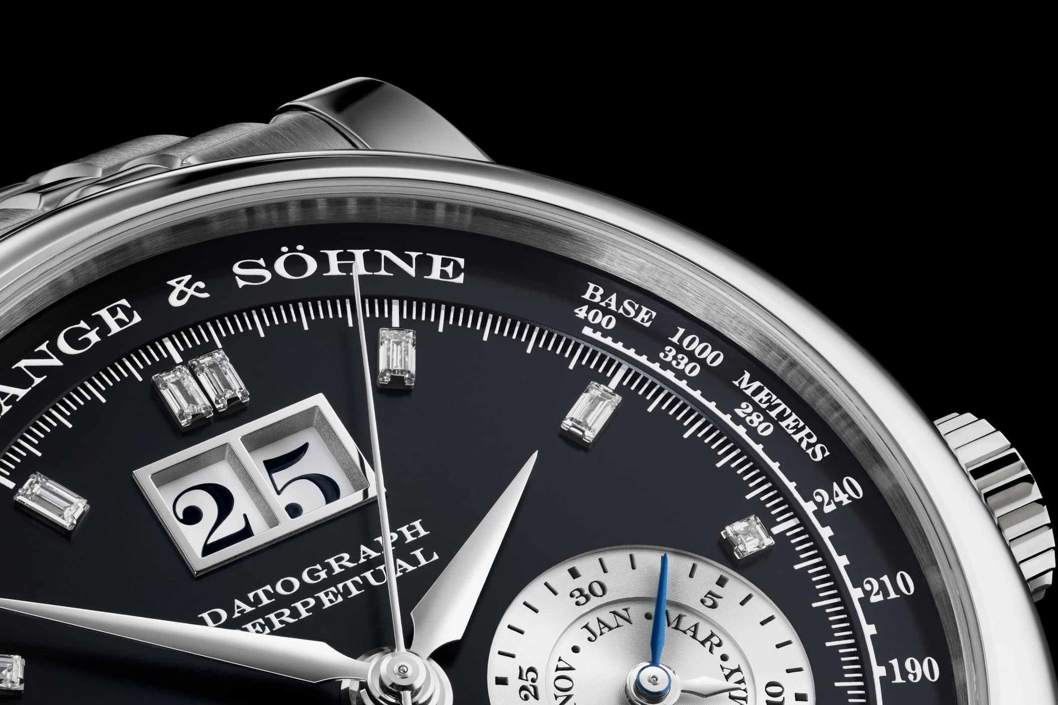 Detalle de la esfera negra del A. Lange & Söhne Datograph Perpetuo con gran fecha e índices de diamante baguette